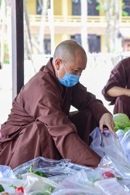 Continuing to support people in need in the Covid-19 pandemic of Hoang Phap Pagoda (series 4)
